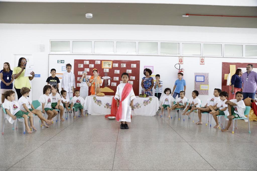 Alunos-da-Creche-Escola-Sementinha-encenam-espetaculo-sobre-a-vida-de-Cristo-em-celebracao-a-Pascoa (1)